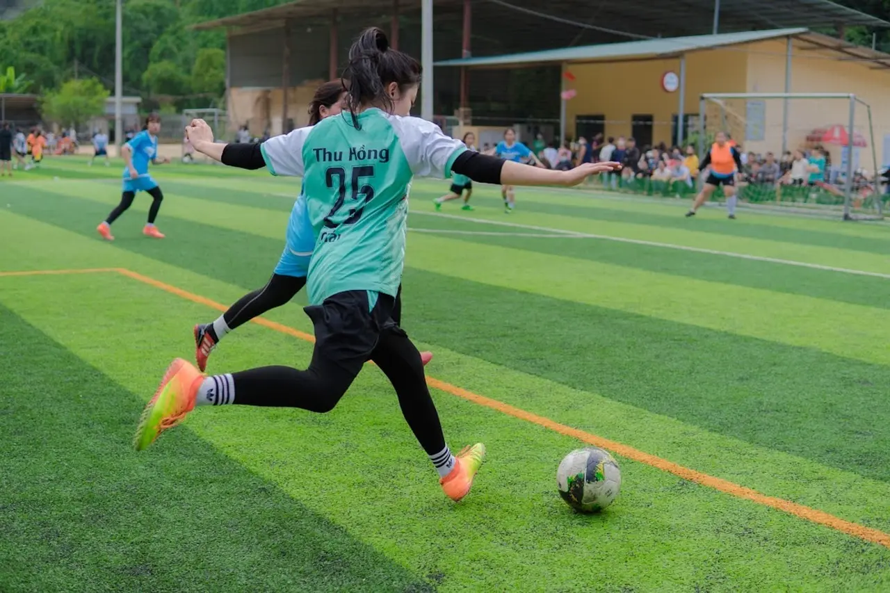 Åbningsrunde i Regionalliga Nordost: sene afgørelser, rødt kort-drama og en markant udebanesejr