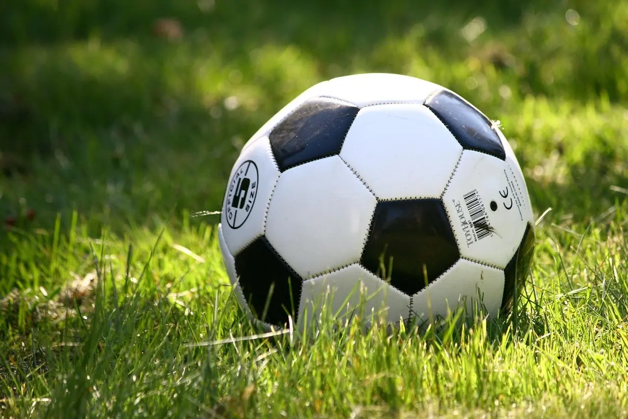 Drama, dødbolde og detaljer: Overblikket over 2. Bundesliga – Runde 33