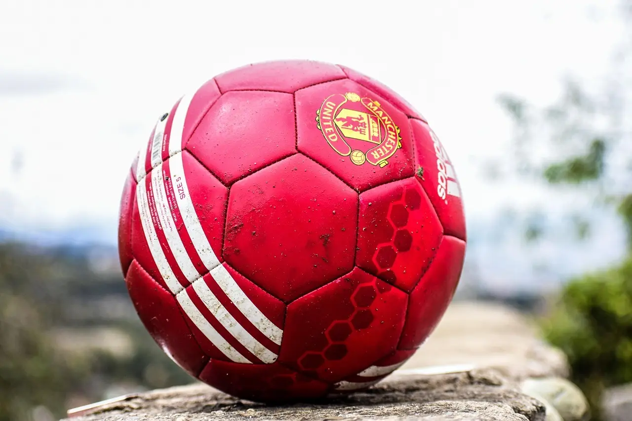 Dramatik, målfest og sene udligninger: Regionalliga West runde 33 i fokus
