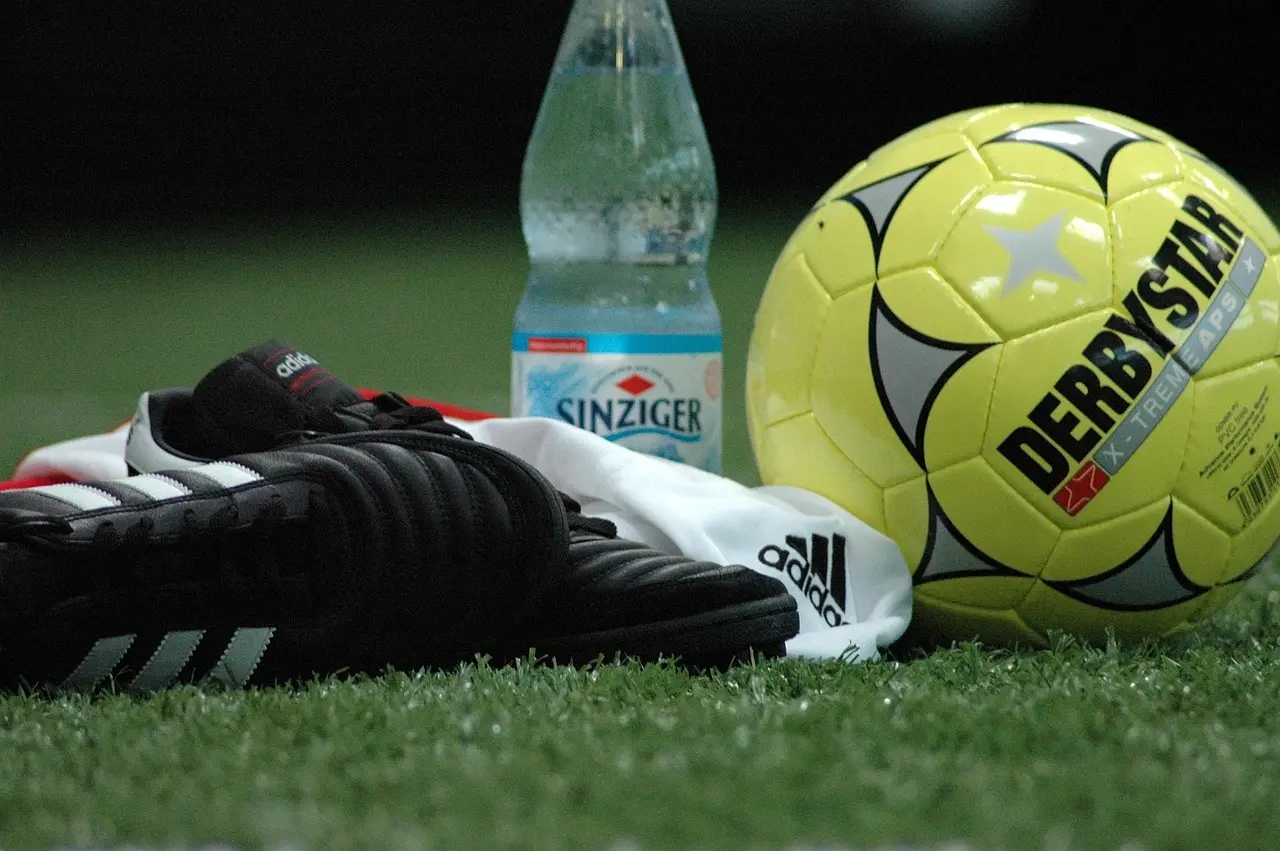 Dramatik til det sidste: sene udligninger, rødt kort og en seksmålssejr prægede 2. Bundesliga – Runde 26