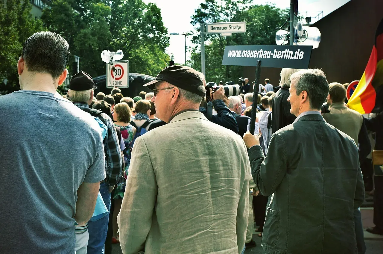 Hvem byggede Berlinmuren? Bag muren: politik, paranoia og personlige skæbner